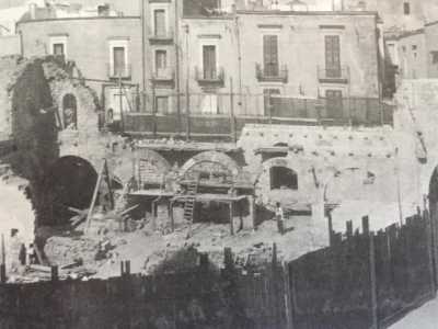 Durante le distruzioni del 1928 furono rinvenute le arcate medievali oggi visibili...